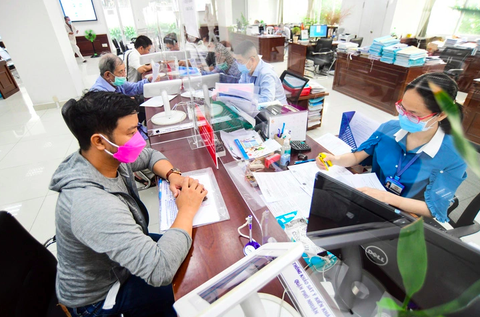 Sở Nội vụ TPHCM trình kế hoạch chi tiết sắp xếp đơn vị hành chính cấp huyện, cấp xã - Ảnh 1. Người dân làm thủ tục hành chính tại UBND quận Phú Nhuận, TP.HCM - Ảnh: QUANG ĐỊNH