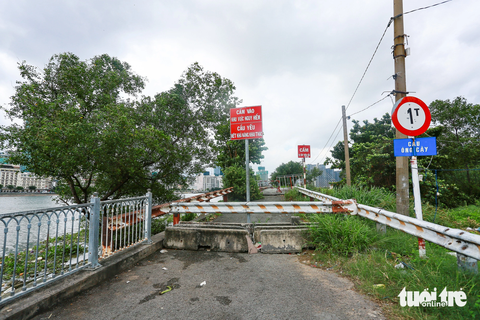 Một phần bờ sông Sài Gòn còn hoang sơ, được TP.HCM đề xuất xây sửa - Ảnh 3. Trên tuyến đường ven sông Sài Gòn bờ TP Thủ Đức có cây cầu Ông Cậy nhưng đã xuống cấp nghiêm trọng. Cơ quan chức năng phải gắn rào chắn và bảng cảnh báo nguy hiểm.