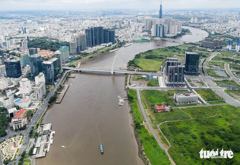 Một phần bờ sông Sài Gòn còn hoang sơ, được TP.HCM đề xuất xây sửa - Ảnh 4. Theo kế hoạch dự kiến, đoạn bờ sông Sài Gòn từ cầu Ba Son đến nóc hầm Thủ Thiêm, dài khoảng 830m, rộng 50m sẽ được dọn dẹp, phát quang cây cỏ, làm thông thoáng bờ sông.