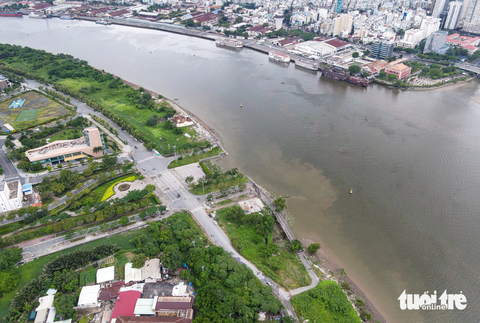 Một phần bờ sông Sài Gòn còn hoang sơ, được TP.HCM đề xuất xây sửa - Ảnh 6. Trong khi đó, đoạn bờ sông Sài Gòn từ trước nhà thờ Thủ Thiêm đến nóc hầm Thủ Thiêm được đề xuất trồng thêm các hàng tre trúc. Đồng thời, lắp đặt một số màn hình LED để cổ động, tuyên truyền.