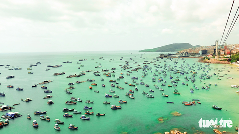 Từ cáp treo vượt biển qua đảo Hòn Thơm, du khách ngỡ ngàng bắt gặp cảnh nhịp sống ngư dân đảo Phú Quốc tấp nập, ghe tàu neo đậu như một bức tranh - Ảnh: CHÍ CÔNG Phú Quốc nhìn từ cáp treo vượt biển qua đảo Hòn Thơm - Ảnh: CHÍ CÔNG