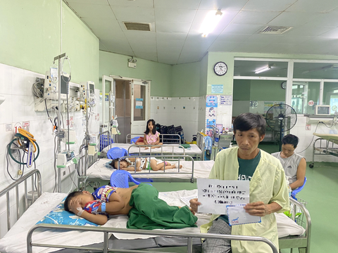 3 trẻ bị ong vò vẽ đốt hơn 100 mũi trên đường về quê chơi lễ đã tỉnh lại - Ảnh 1. 3 cháu nhỏ bị ong đốt được chăm sóc đặc biệt tại Bệnh viện Phụ sản - Nhi Đà Nẵng - Ảnh: T.TRINH