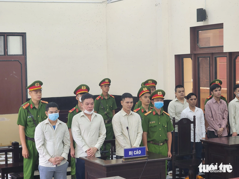 Đâm chết người chỉ vì mâu thuẫn trong lúc đi vệ sinh, lãnh án chung thân - Ảnh 1. Các bị cáo tại phiên tòa xét xử sơ thẩm - Ảnh: HOÀI THƯƠNG