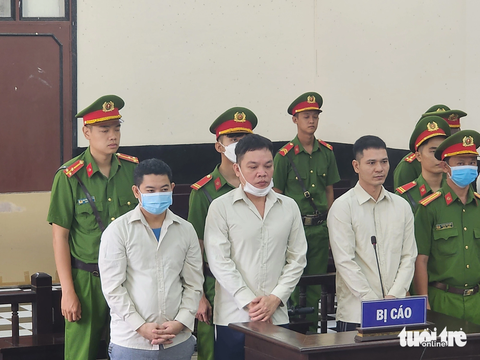 Đâm chết người chỉ vì mâu thuẫn trong lúc đi vệ sinh, lãnh án chung thân - Ảnh 2. Các bị cáo khi nghe hội đồng xét xử tuyên án vào chiều 6-9 - Ảnh: HOÀI THƯƠNG