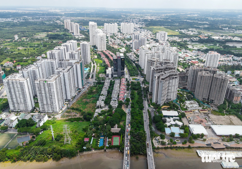 Dự án tạo quỹ đất cho TP.HCM tại Nhà Bè chậm tiến độ hơn 20 năm, hiện ra sao? - Ảnh 1. Toàn cảnh dự án tạo quỹ đất cho TP.HCM tại Nhà Bè - Góc nhìn từ hướng đường Nguyễn Văn Linh (quận 7) về đường Nguyễn Hữu Thọ (huyện Nhà Bè).