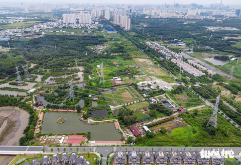 Dự án tạo quỹ đất cho TP.HCM tại Nhà Bè chậm tiến độ hơn 20 năm, hiện ra sao? - Ảnh 4. Vẫn còn nhiều đoạn là đất trống. Cá biệt tại một số phân khu, dù đã được giao đất từ nhiều năm nay nhưng chủ đầu tư chưa thực hiện đầu tư xây dựng, không rào chắn, để đất trống, hoang hóa, gây lãng phí nguồn lực đất đai.