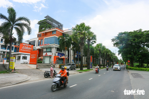 Dự án tạo quỹ đất cho TP.HCM tại Nhà Bè chậm tiến độ hơn 20 năm, hiện ra sao? - Ảnh 7. Tại khu đất bên trái đường Nguyễn Hữu Thọ, cơ quan quản lý nhà nước có liên quan và các chủ đầu tư dự án (gồm Công ty CP Phú Hoàng Anh, Công ty Phát Triển Tây, Công ty CP An Tây, Công ty cổ phần Kinh doanh bất động sản phát triển nhà thành phố - HD REAL) có nhiều vi phạm trong quản lý, sử dụng đất, xây dựng lấn chiếm rạch, vi phạm hành lang bảo vệ thủy giới.