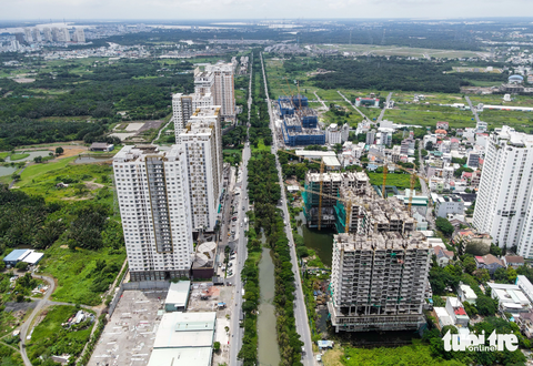 Dự án tạo quỹ đất cho TP.HCM tại Nhà Bè chậm tiến độ hơn 20 năm, hiện ra sao? - Ảnh 8. Tại giữa các phân khu đất bên trái đường Nguyễn Hữu Thọ có nhiều đường dự kiến theo quy hoạch 1/2000, nhưng đến nay không rõ đơn vị nào có trách nhiệm quản lý, đầu tư xây dựng dẫn đến đầu tư không đồng bộ, “da beo".