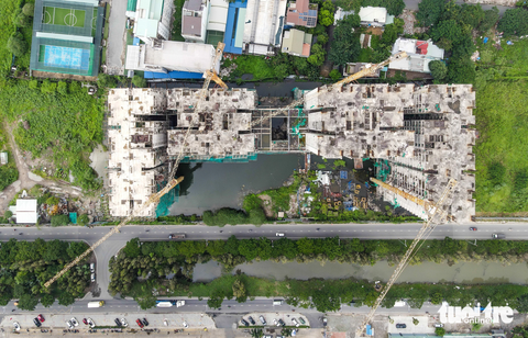 Dự án tạo quỹ đất cho TP.HCM tại Nhà Bè chậm tiến độ hơn 20 năm, hiện ra sao? - Ảnh 11. Không những vậy, các cần cẩu cỡ lớn dù đang tạm ngừng hoạt động nhưng vẫn để chệch hẳn phía ngoài đường Nguyễn Hữu Thọ, tiềm ẩn nguy cơ mất an toàn giao thông.