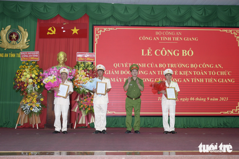 Công an Tiền Giang điều động, bố trí nhiều lãnh đạo cấp phòng, huyện - Ảnh 1. Đại tá Nguyễn Văn Lộc - phó giám đốc Công an tỉnh Tiền Giang - trao quyết định điều động và bố trí lãnh đạo cấp phòng - Ảnh: TRỌNG TÍN