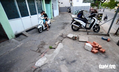 TP.HCM ban hành quy định sử dụng đất nhỏ hẹp - Ảnh 1. Một mảnh đất nhỏ trên đường Phan Chu Trinh, P.12, Q.Bình Thạnh (TP.HCM) đang bỏ trống - Ảnh: QUANG ĐỊNH