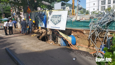 Sụt lún nghiêm trọng ở đường Hoàng Văn Thụ, TP Quy Nhơn sau trận mưa lớn đêm 4-9 - Ảnh: LÂM THIÊN Sự cố sụt lún nghiêm trọng xảy ra ở đường Hoàng Văn Thụ, TP Quy Nhơn sau trận mưa lớn đêm 4-9 - Ảnh: LÂM THIÊN
