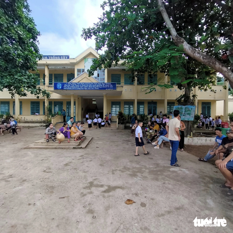 Hàng chục phụ huynh không cho con đi học ở trường mới xây - Ảnh 1. Nhiều phụ huynh vẫn đưa con đến điểm trường thôn Nam Yên để phản đối việc sáp nhập trường - Ảnh: ND
