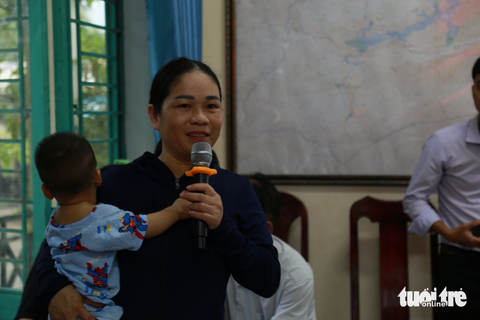 Hàng chục phụ huynh không cho con đi học ở trường mới xây - Ảnh 2. Bà Trần Thị Thùy Trang, phụ huynh duy nhất có mặt tại buổi đối thoại, cho biết mình không đưa con lớp 5 đi học ở trường mới khang trang hơn vì nhà không có người đưa đón - Ảnh: ĐOÀN NHẠN
