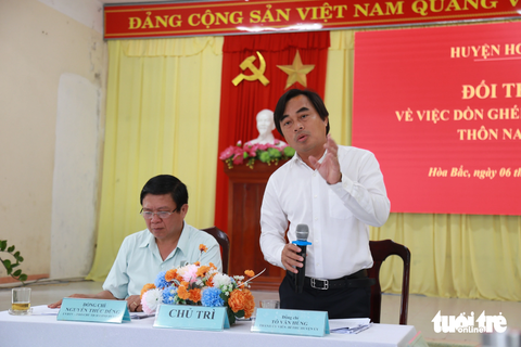 Hàng chục phụ huynh không cho con đi học ở trường mới xây - Ảnh 3. Ông Tô Văn Hùng, bí thư Huyện ủy Hòa Vang, tại buổi đối thoại chiều 6-9 - Ảnh: ĐOÀN NHẠN