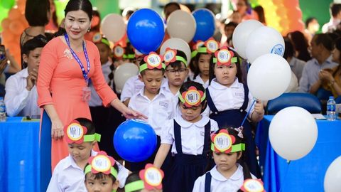 Diễn đàn chủ động, sáng tạo đổi mới giáo dục: Xin đừng cởi trói nửa vời - Ảnh 1. Giáo viên cần được “cởi trói” khỏi giấy tờ sổ sách để tập trung vào chuyên môn. Trong ảnh: cô trò Trường tiểu học Đinh Tiên Hoàng, TP Thủ Đức, TP.HCM trong lễ khai giảng sáng 5-9 - Ảnh: QUANG ĐỊNH