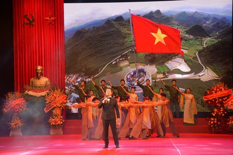Ca sĩ Đăng Dương biểu diễn trong chương trình nghệ thuật chào mừng - Ảnh: TRẦN HOÀNG Ca sĩ Đăng Dương biểu diễn trong chương trình nghệ thuật chào mừng - Ảnh: TRẦN HOÀNG
