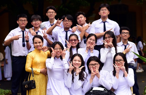 Chuyển đổi lớn bắt đầu từ bước đi nhỏ - Ảnh 2. Cô trò Trường THPT Nguyễn Thị Minh Khai (quận 3, TP.HCM) trong lễ khai giảng sáng 5-9 - Ảnh: DUYÊN PHAN