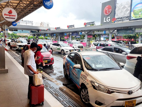 Taxi, xe công nghệ tìm cách thu hút khách sử dụng - Ảnh 1. Taxi, xe công nghệ tìm cách thu hút khách sử dụng. Taxi trả khách tại ga quốc nội sân bay Tân Sơn Nhất- Ảnh: CÔNG TRUNG