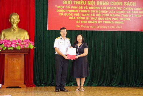 Giới thiệu cuốn sách về đường lối quân sự của Tổng Bí thư với lực lượng đặc công Hải Quân - Ảnh 1. Giới thiệu cuốn sách "Một số vấn đề về đường lối quân sự, chiến lược quốc phòng trong sự nghiệp xây dựng và bảo vệ Tổ quốc Việt Nam xã hội chủ nghĩa thời kỳ mới" của Tổng bí thư Nguyễn Phú Trọng cho lực lượng đặc công hải quân - Ảnh: TRẦN LẠC