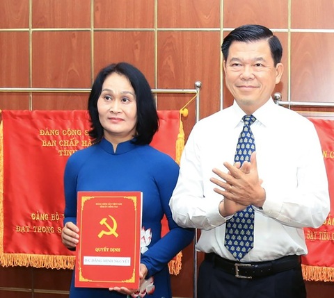 Bí thư Thành ủy Long Khánh làm bí thư Thành ủy Biên Hòa - Ảnh 3. Bí thư Tỉnh ủy Đồng Nai Nguyễn Hồng Lĩnh trao quyết định bổ nhiệm bà Đặng Minh Nguyệt làm bí thư TP Long Khánh - Ảnh: T.G.