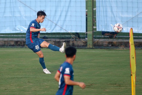 U23 Việt Nam rèn thêm đấu pháp treo bổng từ biên hướng đến cột xa khung thành - Ảnh: HOÀNG TÙNG U23 Việt Nam rèn thêm đấu pháp treo bổng chéo sân hướng đến cột xa khung thành với cự ly khoảng 40m - Ảnh: HOÀNG TÙNG
