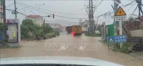 Hàng chục nghìn người tại Đông Nam Trung Quốc sơ tán do bão Haikui - Ảnh 1. Tuyến đường bị ngập sau những trận mưa lớn do ảnh hưởng của bão Haikui tại Chương Châu, Phúc Kiến, Trung Quốc ngày 4-9 - Ảnh: THX/TTXVN