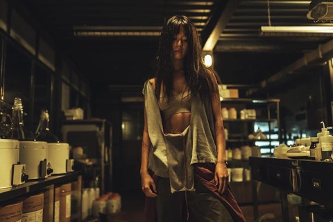 'Mỹ nhân có nụ cười đẹp nhất' Han Hyo Joo tung tạo hình 'rách như cái bang' trong phim mới - Ảnh 4. Tạo hình nhân vật phản diện cực rách rưới của Han Hyo Joo trong Believer 2