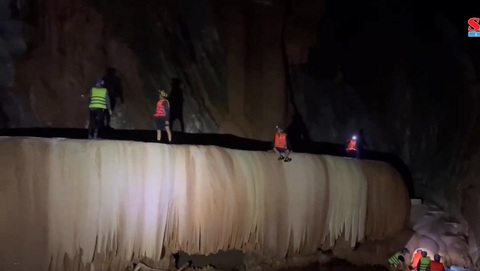 Hang động Sơn Nữ ‘lộ diện’ khiến nhiều người mê đắm vì quá đẹp - Ảnh 1. Hang động Sơn Nữ với khối thạch nhũ không khác gì bức rèm tràn xuống suối ngầm - Ảnh: M.P