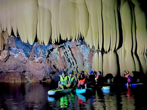 Hang động Sơn Nữ ‘lộ diện’ khiến nhiều người mê đắm vì quá đẹp - Ảnh 2. Nhiều bạn trẻ khám phá hang động mới này bằng thuyền cao su - Ảnh: M.P