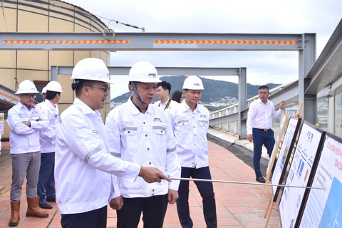 Trường đại học Hàng hải Việt Nam hợp tác phát triển nhân lực dầu khí - Ảnh 3. Đoàn Trường đại học Hàng hải Việt Nam đi tham quan cơ sở vật chất của Tổng công ty CP dịch vụ kỹ thuật dầu khí Việt Nam tại TP Vũng Tàu - Ảnh: N. KIÊN