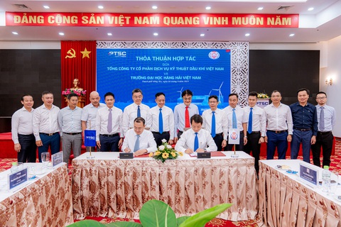 Trường đại học Hàng hải Việt Nam hợp tác phát triển nhân lực dầu khí - Ảnh 1. Lễ ký kết thoả thuận hợp tác giữa Trường đại học Hàng hải Việt Nam với Tổng công ty CP dịch vụ kỹ thuật dầu khí Việt Nam - Ảnh: N. KIÊN