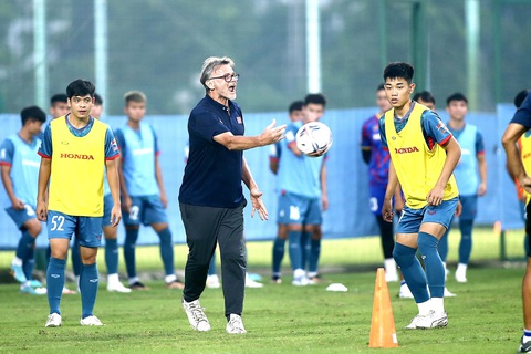 Vòng loại Giải U23 châu Á 2024: U23 Việt Nam hướng đến mục tiêu Olympic - Ảnh 1. HLV Philippe Troussier gắt gao trên sân tập nhằm giúp các cầu thủ làm quen với áp lực - Ảnh: HOÀNG TÙNG