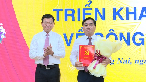 Bí thư Thành ủy Long Khánh làm Bí thư Thành ủy Biên Hòa - Ảnh 1. Ông Nguyễn Hồng Lĩnh - bí thư Tỉnh ủy Đồng Nai - trao quyết định về công tác cán bộ, chỉ định ông Hồ Văn Nam làm bí thư Thành ủy Biên Hòa - Ảnh: P.H.
