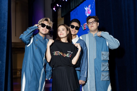 Lạ đời khi Hoàng Thùy Linh giấu nhẹm tin tức về liveshow đầu tiên - Ảnh 1. Hoàng Thùy Linh và các cộng sự từ nhóm DTAP trong buổi giới thiệu live show