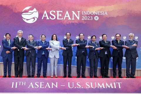 Các nhà lãnh đạo ASEAN chụp ảnh cùng Phó Tổng thống Mỹ Kamala Harris (thứ 5 từ trái qua) trong Hội nghị Cấp cao ASEAN - Mỹ lần thứ 11 tại Jakarta, Indonesia - Ảnh: NHẬT BẮC Các nhà lãnh đạo ASEAN chụp ảnh cùng Phó tổng thống Mỹ Kamala Harris (thứ 5 từ trái qua) trong Hội nghị cấp cao ASEAN - Mỹ lần thứ 11 tại Jakarta, Indonesia - Ảnh: NHẬT BẮC