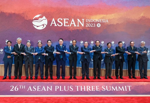 Các lãnh đạo ASEAN cùng lãnh đạo và đại diện Trung Quốc, Hàn Quốc và Nhật Bản tại Jakarta, ngày 6-9 - Ảnh: NHẬT BẮC Các lãnh đạo ASEAN cùng lãnh đạo và đại diện Trung Quốc, Hàn Quốc và Nhật Bản tại Jakarta, Indonesia ngày 6-9 - Ảnh: NHẬT BẮC