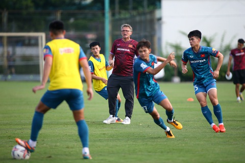 HLV Philippe Troussier nhào nặn lứa cầu thủ U22 và U20 tạo nên U23 Việt Nam hướng tới suất dự Olympic Paris - Ảnh: HOÀNG TÙNG HLV Philippe Troussier nhào nặn lứa cầu thủ U22 và U20 tạo nên U23 Việt Nam hướng tới suất dự Olympic Paris - Ảnh: HOÀNG TÙNG