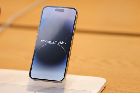 Điện thoại iPhone của Apple (Mỹ) đang bị nhắm tới trong căng thẳng thương mại Mỹ - Trung - Ảnh: REUTERS Điện thoại iPhone của Apple (Mỹ) đang bị nhắm tới trong căng thẳng thương mại Mỹ - Trung - Ảnh: REUTERS