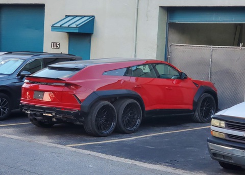Không hài lòng với thiết kế nguyên bản, chủ Lamborghini Urus biến siêu xe thành 6x6 - Ảnh 1. Chiếc Lamborghini Urus 6 bánh được một người dùng Reddit chụp được và chia sẻ - Ảnh: Reddit