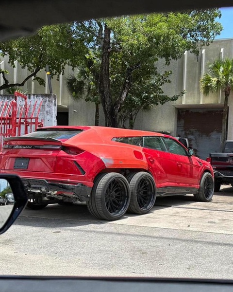 Không hài lòng với thiết kế nguyên bản, chủ Lamborghini Urus biến siêu xe thành 6x6 - Ảnh 2. Một người khác chụp được và chia sẻ trên Instagram - Ảnh: carlifestyle/Instagram