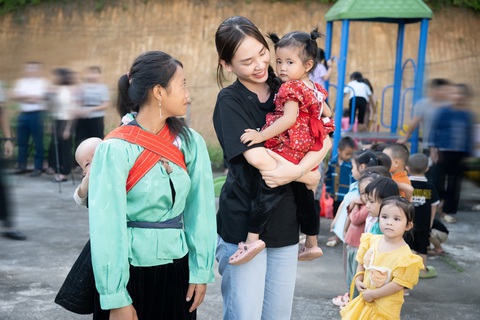 Hoa hậu Mai Phương xúc động trước hoàn cảnh của các em nhỏ vùng cao - Ảnh: NVCC Hoa hậu Mai Phương xúc động trước hoàn cảnh của các em nhỏ vùng cao - Ảnh: NVCC