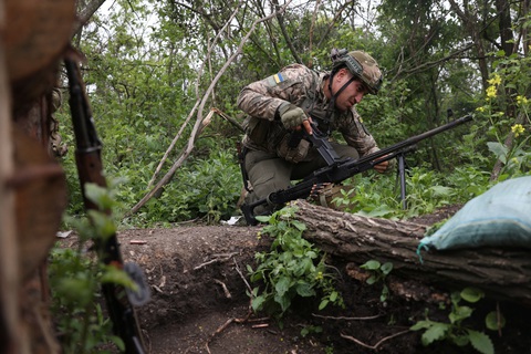 Xạ thủ Ukraine vào vị trí chiến đấu tại khu vực quanh thành phố Bakhmut hồi tháng 6-2023 - Ảnh: AFP Xạ thủ Ukraine vào vị trí chiến đấu tại khu vực quanh thành phố Bakhmut hồi tháng 6-2023 - Ảnh: AFP