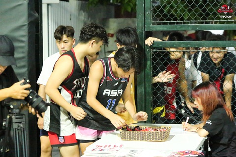 Thang Long Warriors gặp gỡ người hâm mộ trước bán kết VBA 2023 - Ảnh 1. Người hâm mộ đăng ký vào sân giao lưu với CLB Thang Long Warriors - Ảnh: VBA