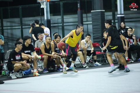 Thang Long Warriors gặp gỡ người hâm mộ trước bán kết VBA 2023 - Ảnh 4. Nguyễn Phú Hoàng (trái) đấu giao lưu cùng người hâm mộ - Ảnh: VBA
