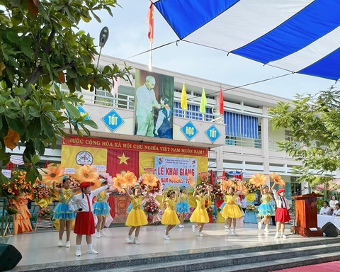 Học sinh tiểu học làm DJ: ‘sau lễ khai giảng và được kiểm soát nội dung’ - Ảnh 2. Một tiết mục văn nghệ trong lễ khai giảng ở Trường tiểu học Ngô Gia Tự ngày 5-9 - Ảnh: FB Trường