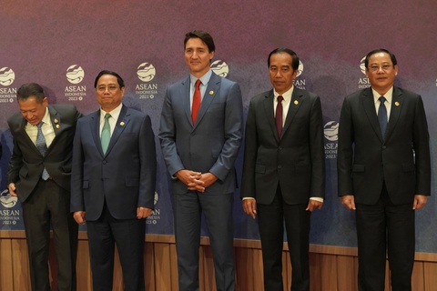 Thủ tướng Chính phủ Phạm Minh Chính và Thủ tướng Canada Justin Trudeau (giữa) - Ảnh: REUTERS Thủ tướng Phạm Minh Chính (thứ hai từ trái sang) và Thủ tướng Canada Justin Trudeau (giữa) - Ảnh: REUTERS