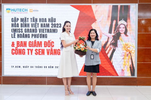 HUTECH tặng học bổng Thạc sĩ 100% học phí cho Hoa hậu Lê Hoàng Phương - Ảnh 2. Nhân dịp về đăng ký học thạc sĩ, hoa hậu Hoàng Phương tặng hoa tri ân thầy cô