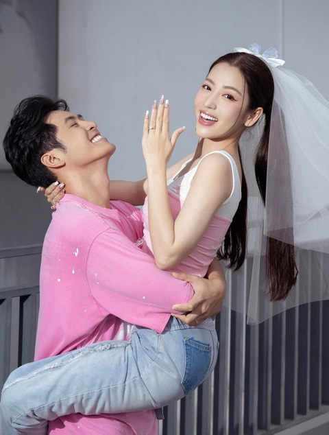 Nghệ sĩ Việt đua nhau chế ảnh 'thế chỗ' Puka, làm vợ Gin Tuấn Kiệt - Ảnh 1. Puka và Gin Tuấn Kiệt công khai màn cầu hôn thành công