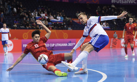 Tuyển futsal Việt Nam tái đấu đội hạng 4 thế giới trước khi dự giải châu Á - Ảnh 1. Tuyển futsal Việt Nam (trái) trong trận thua sít sao Nga 2-3 ở World Cup futsal 2021 - Ảnh: GETTY IMAGES